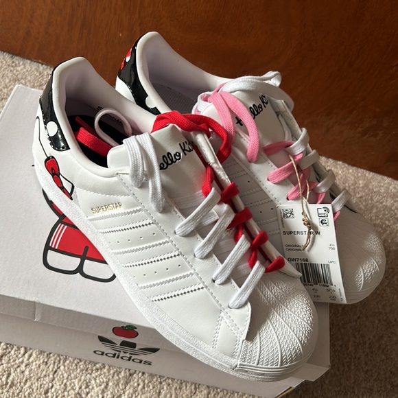 Hello Kitty Adidas Superstar Shoes Size 6 - Picture 3 of 5